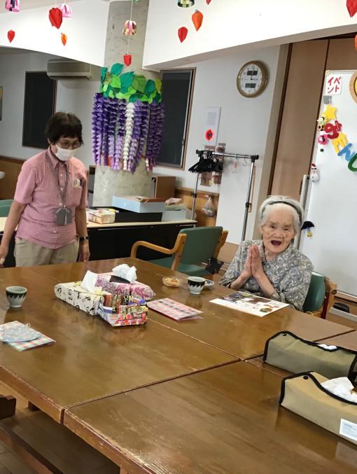 94歳の誕生日会をしました。
涙を流して喜んでくださいました。

#社会福祉法人福実会#高齢者総合福祉施設#ケアハウスちかのり荘#グループホームちかのり苑#小規模多機能型居宅介護ちかのり特別養護老人ホームちかのり短期入所生活介護ちかのりにこにこ園