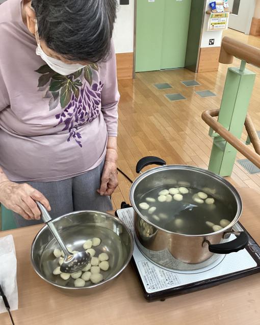 ケアハウスです
7月のおやつ作りでフルーツポンチを作りました。
サイダー入りでスッキリした味わいに出来上がりました。
#社会福祉法人福実会#高齢者総合福祉施設#ケアハウスちかのり荘#グループホームちかのり苑#小規模多機能型居宅介護ちかのり特別養護老人ホームちかのり短期入所生活介護ちかのりにこにこ園